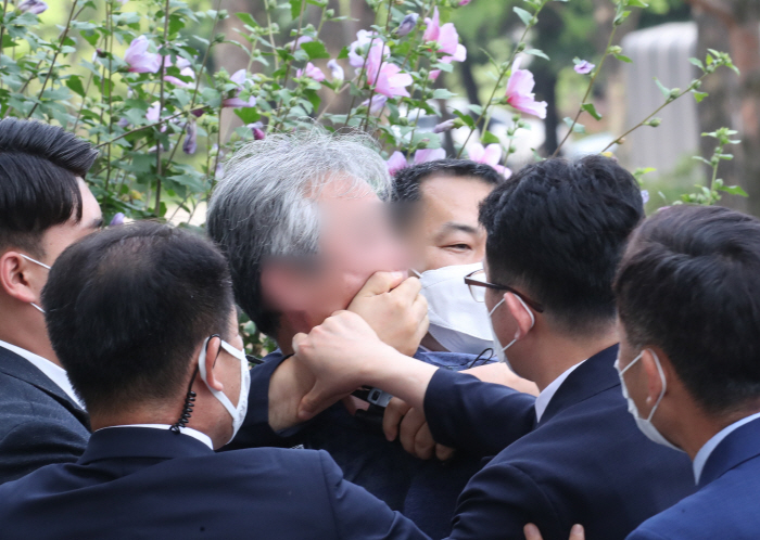 向文在寅扔鞋男子获释 韩国法院不予批捕