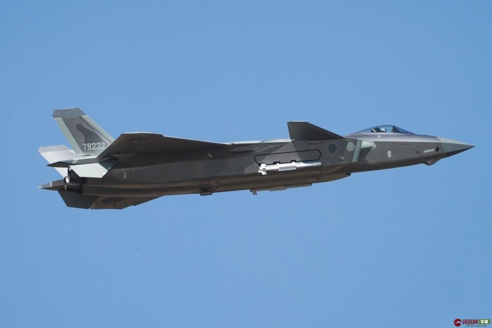 卫星照曝光美军基地出现＂歼20＂ 美媒：太糙了