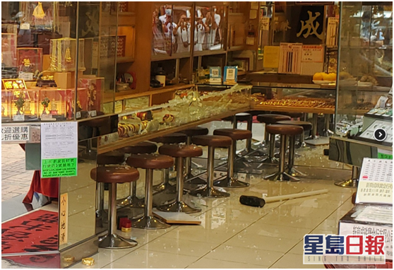 香港金铺再发劫案！3名劫匪掠走价值百万金饰