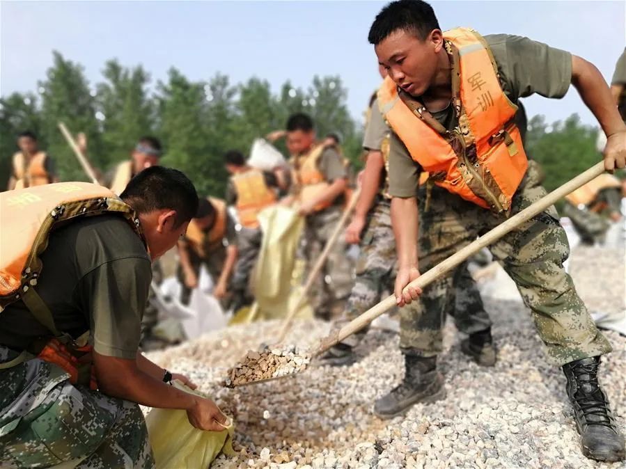 7月14日,陆军第71集团军某旅工兵连官兵在江西九江柴桑区江洲镇江新洲