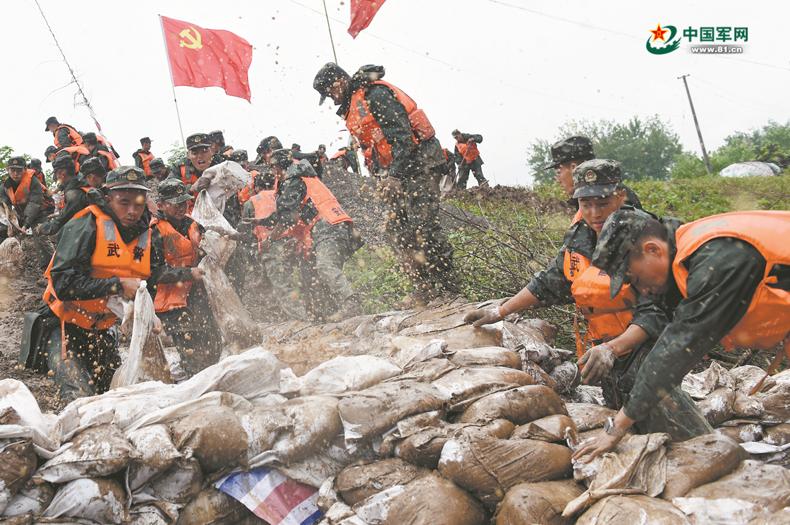 解放军和武警部队抗洪救灾:昼夜坚守,鏖战洪魔