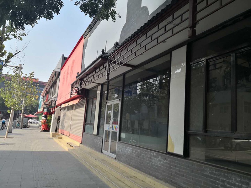 王府井百货旁的闭店的小店 李凯旋摄