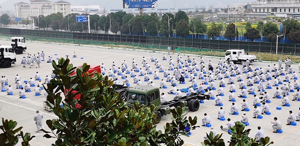 2月25日，为保障防疫车辆生产，东风商用车有限公司率先复工复产，图为车辆工厂员工克服疫情困难，严格按照防疫要求，中午露天午餐的情况。