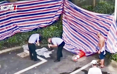 7月23日下午,警方对从化粪池中抽取的38车污秽物进行冲洗,筛查