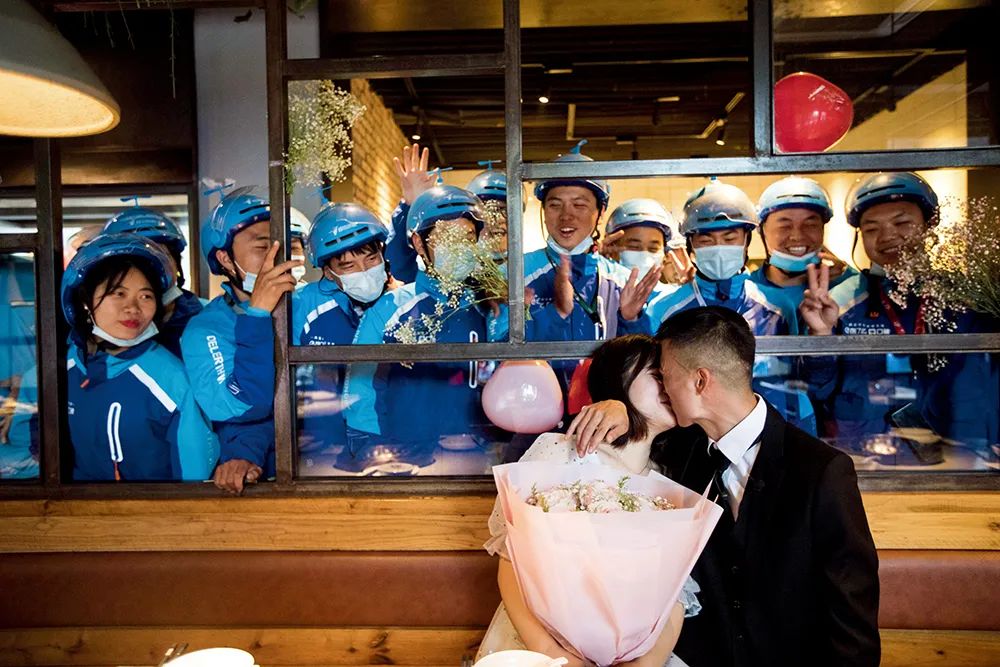 5月6日,浙江杭州市,外卖小哥何鹏向相识相恋两年的女友求婚。图/IC