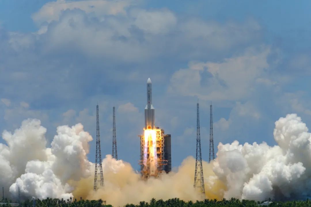 7月23日12时41分,中国乐成发射初次火星探测义务天问一号探测器。图/中新社发中国空间手艺研究院 摄