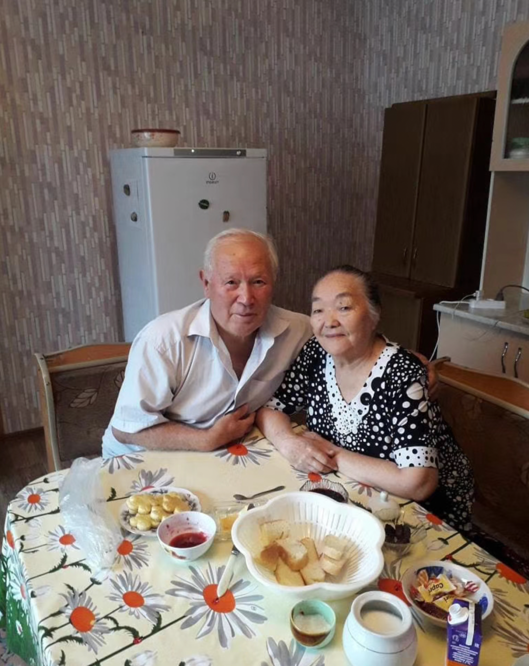 曼蘇爾的父母在餐桌邊的合影 圖片來源:受訪者提供
