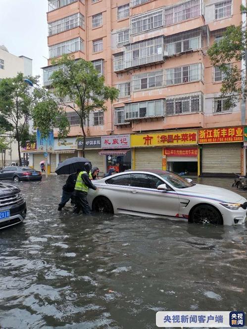 △受强降水影响,昆明泛起路面积水