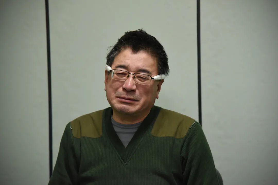 面对组织审查调查,文民逐渐交代违纪违法事实,流下悔恨的泪水。刘东亮 摄(内蒙古自治区纪委监委供图)