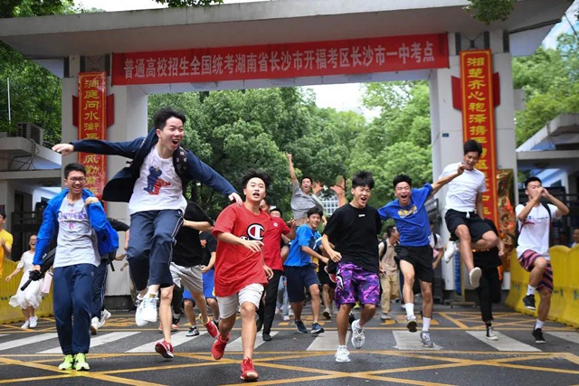 7月8日,考生们在高考结束后跑出湖南省长沙市一中考点。新华社记者 薛宇舸 摄