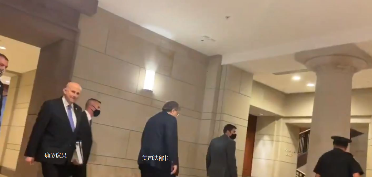 28日,确诊议员与美国司法部长参加听证会,未戴口罩。(推特)
