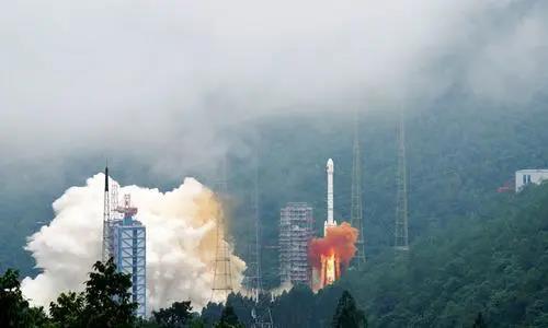 6月23日,北斗 三。号全球卫星导航系统最后 一。习近平颗组网卫星在西昌卫星发射中心焚烧升空。图源:新华社