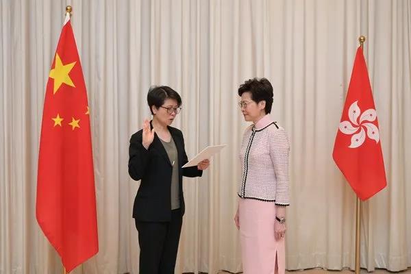 △3日,香港特区国安委建立。香港特区行政主座林郑月娥录用刘赐蕙为特区当局警务处副处长(国度平安),担当警务处维护国度平安部分卖力人。(图源:香港稀奇行政区当局消息网)