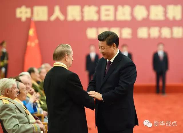 2015年9月2日,习近平在北京人民大会堂向30名抗战老战士老同志、抗战将领、帮助和支持中国抗战的国际友人或其遗属代表颁发中国人民抗日战争胜利70周年纪念章并发表重要讲话。新华社记者 谢环驰摄