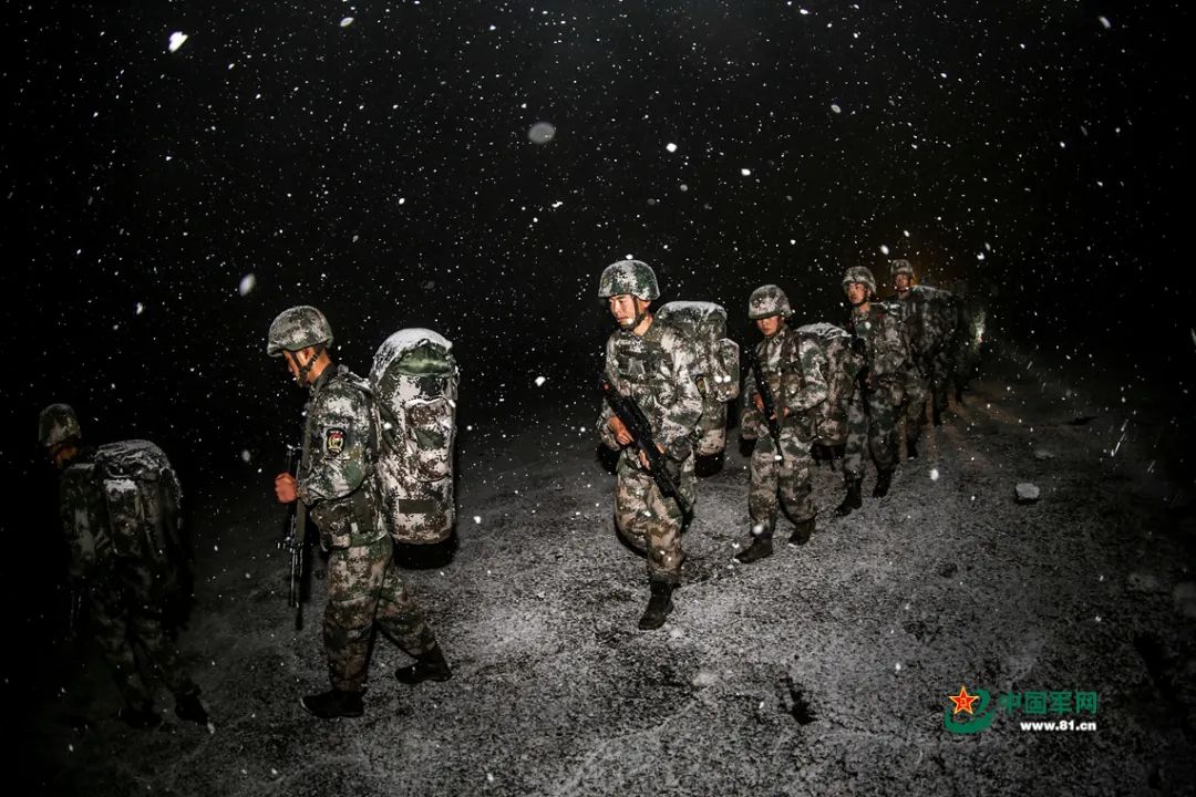 利用恶劣天候锤炼官兵战斗体能。郭朋摄