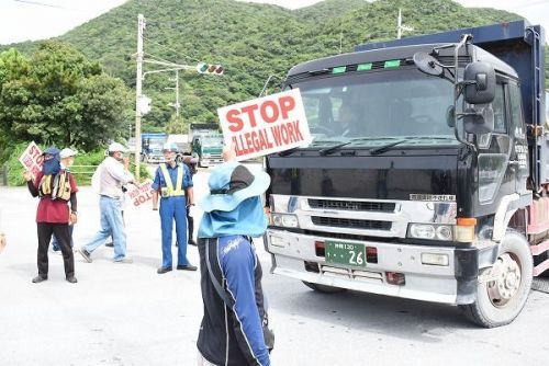 名护市市民堵在运货卡车前抗疫(琉球新报)