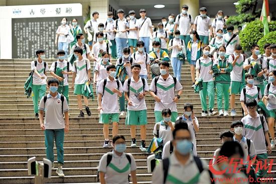 7日下午，广州市南武中学考点的考生陆续走出考场 羊城晚报全媒体记者宋金峪摄