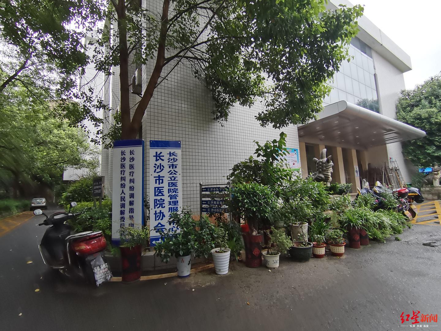 ↑7月8日,医患双方在长沙医疗纠纷人民调解委员会进行调解。