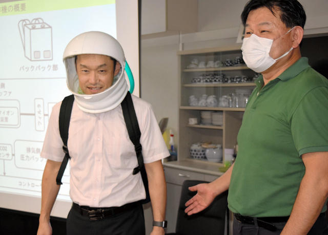 群马大学教授桥本诚司(左)和藤井雄作展示新口罩(朝日新闻)