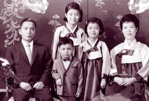 朴正熙与陆英修以及三个子女的合影(韩联社)