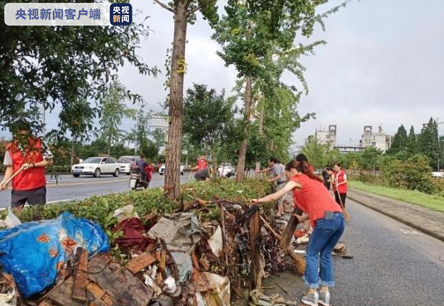 安徽歙县:积水退去灾后清理进行时 公交线路逐步