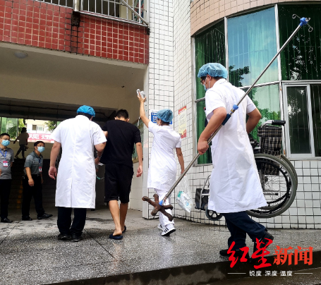 考生突发急性腹膜炎 术后第2天扎着吊针坚持参加