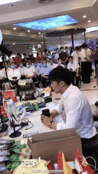 快手主播辛巴为老家直播带货 /图源:快手