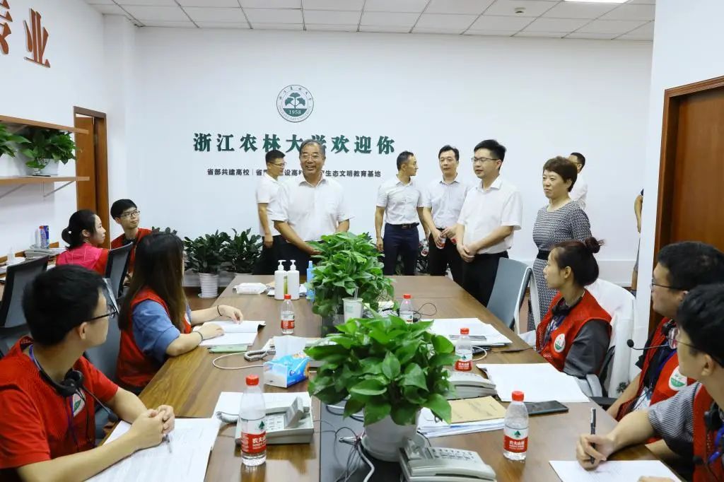 校领导带队开展暑期工作调研 走访慰问留校师生员工