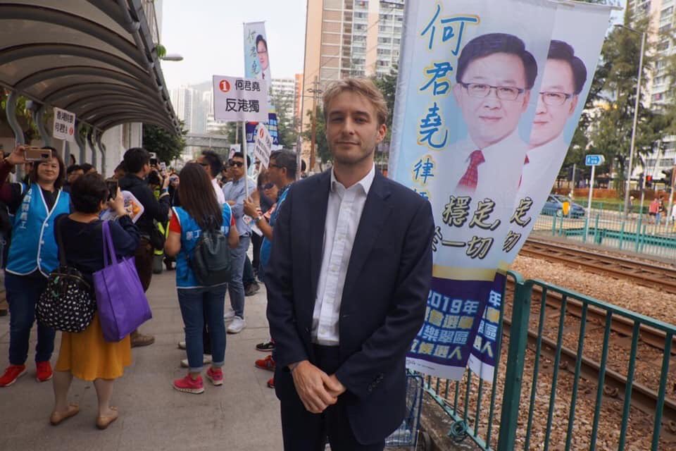 罗冠聪又耍花样:联合反华政客搞众筹 要告英籍港警
