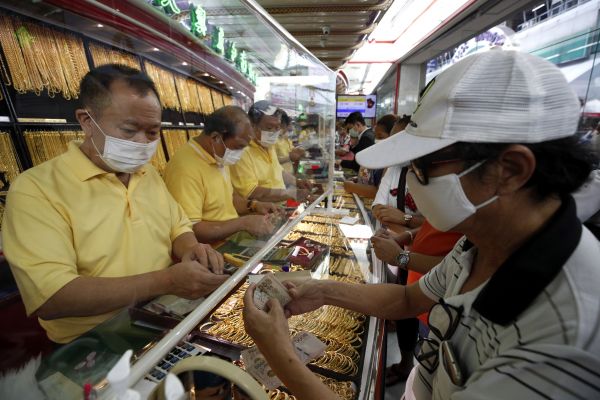 资料图片:7月20日,人们戴口罩在泰国首都曼谷一家金店出售黄金商品。(新华社/欧新)