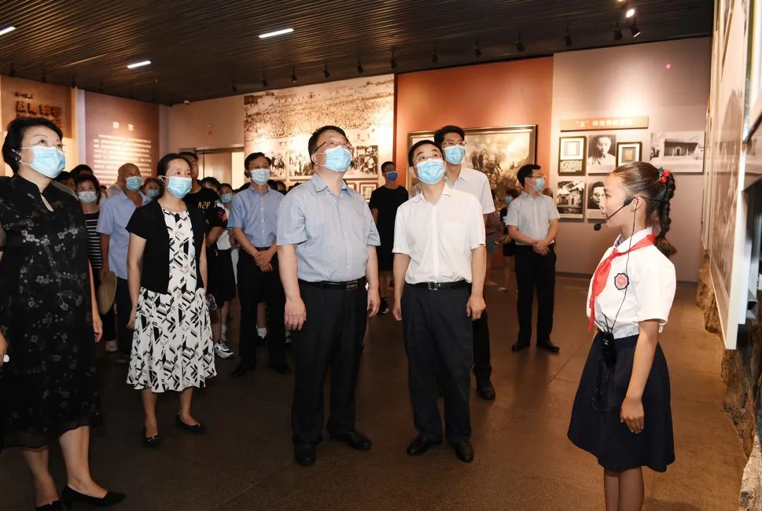 2019年6月,我校与遵义市签署《深化合作协议》,明确依托遵义师范学院