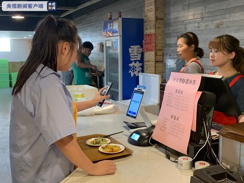 对“舌尖上的浪费”说不!浙江温州推行“半份菜”制度