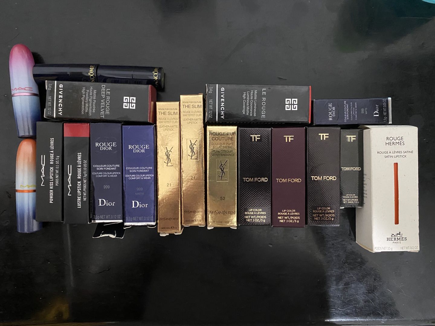 记者收到的各类样货,涵盖MAC、Dior、YSL、雅诗兰黛、纪梵希、兰蔻、爱马仕、TF等品牌热销款口红,正品价格从近200元到400多元不等。