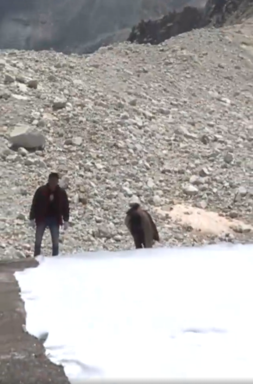 我国科研人员为冰川盖被子减缓消融