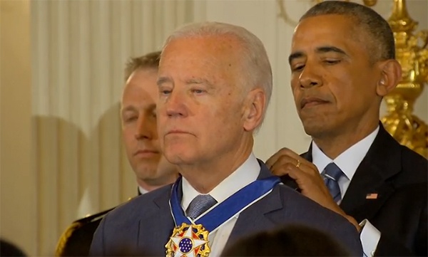 2017年1月奥巴马卸任前授予时任副总统拜登“总统自由勋章”，视频截图