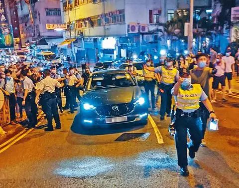 乱港派议员许智峰碰瓷记者、抹黑警方,还倒打一耙