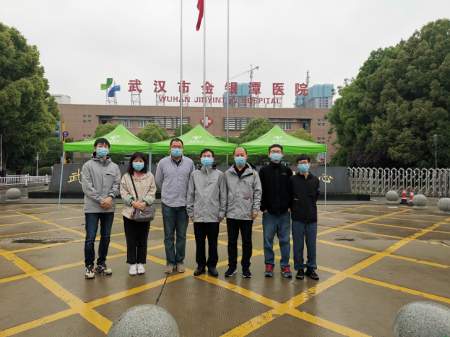 史占彪(左四)和团队成员