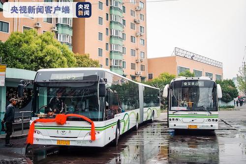 上海最后一批18米柴油巨龙车即将退役 新能源车接力上岗