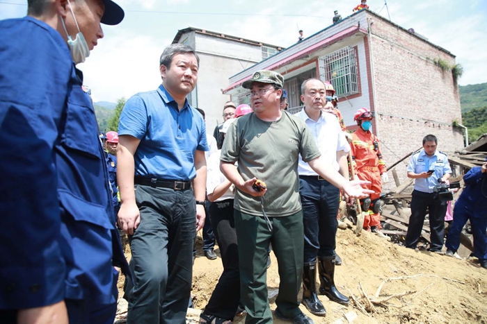 曹立军赴汉源县指导抢险救援工作时强调 全力搜救失联人员 严防次生灾害发生
