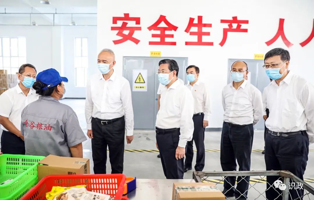 与就业的贫困户交流
