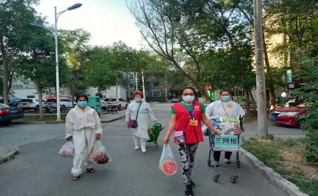 抗疫故事丨在志愿服务中为党徽增光 为党旗添彩