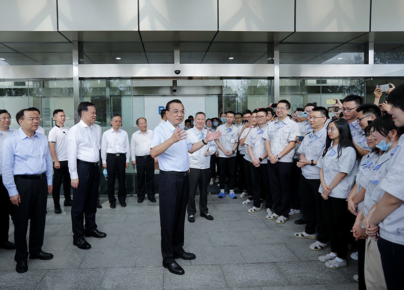 李克强考察重庆京东方:西部地区要更大担负起承接东部产业转移的重任