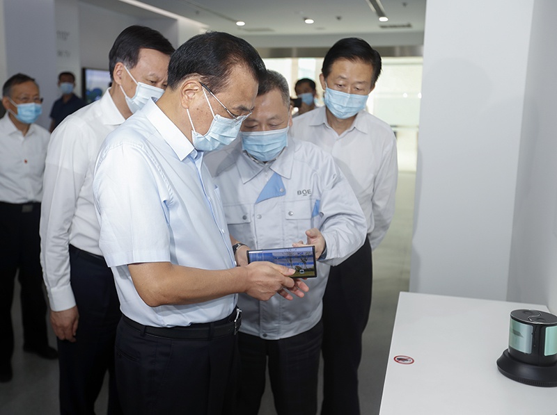 李克强考察重庆京东方:西部地区要更大担负起承接东部产业转移的重任