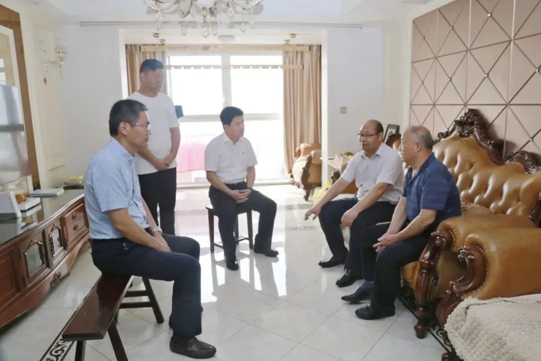苏州大学党委副书记刘标看望慰问闵敏同志家属