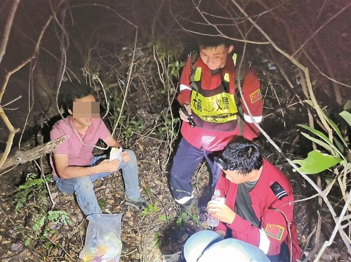 ▲经过5个小时的深夜林中搜救，救援人员找到被困游客孙某（左一）。