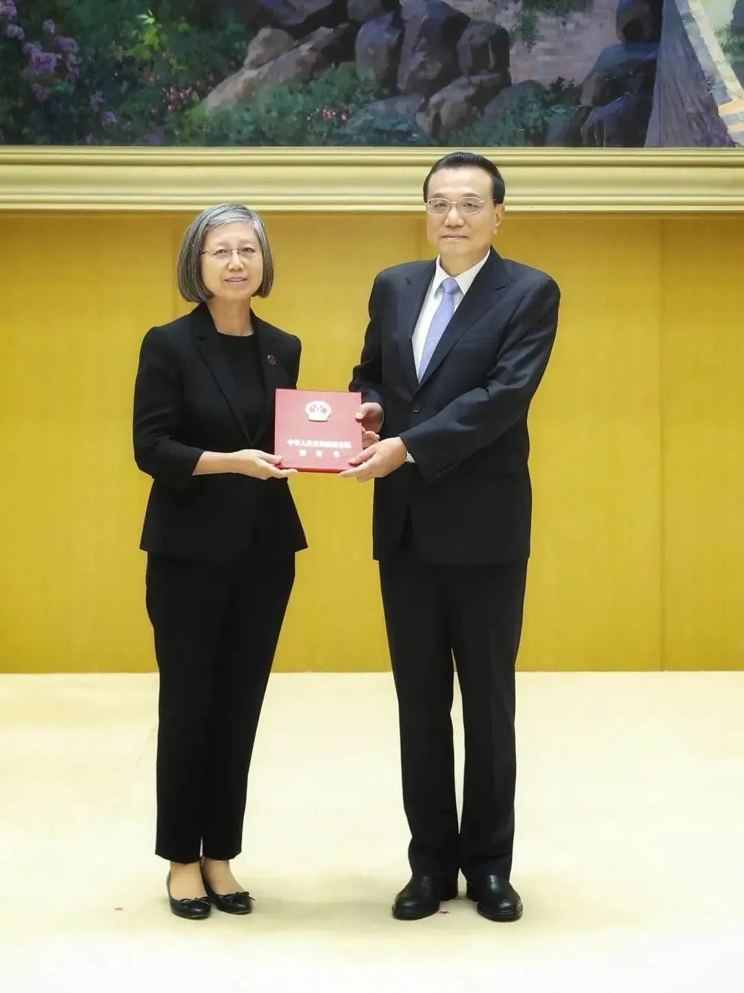 总理颁授!我校80级校友刘怡获聘国务院参事