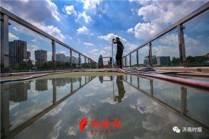 此前,拆除中的世购天桥。