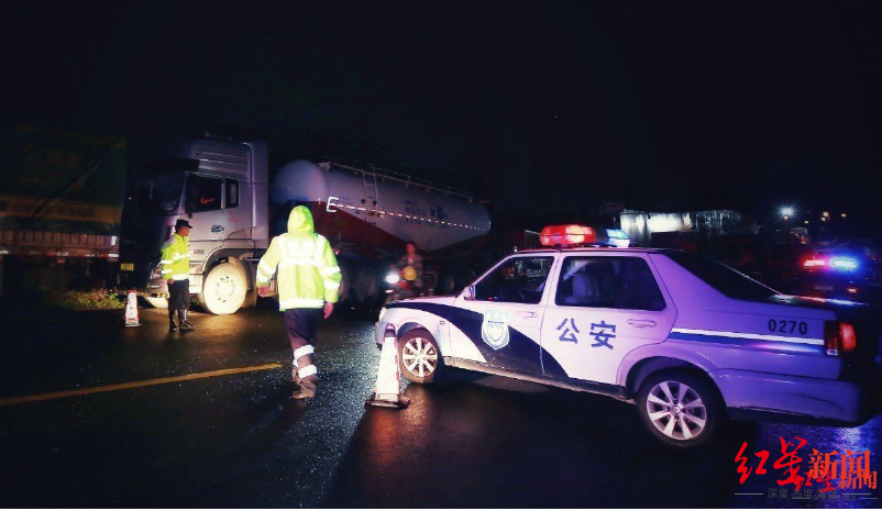↑民警对事发路段进行交通管制