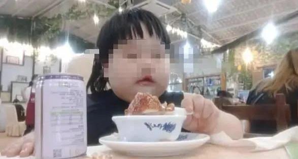 3岁女孩被父母喂到70斤当“吃播”赚钱?平台最新回应