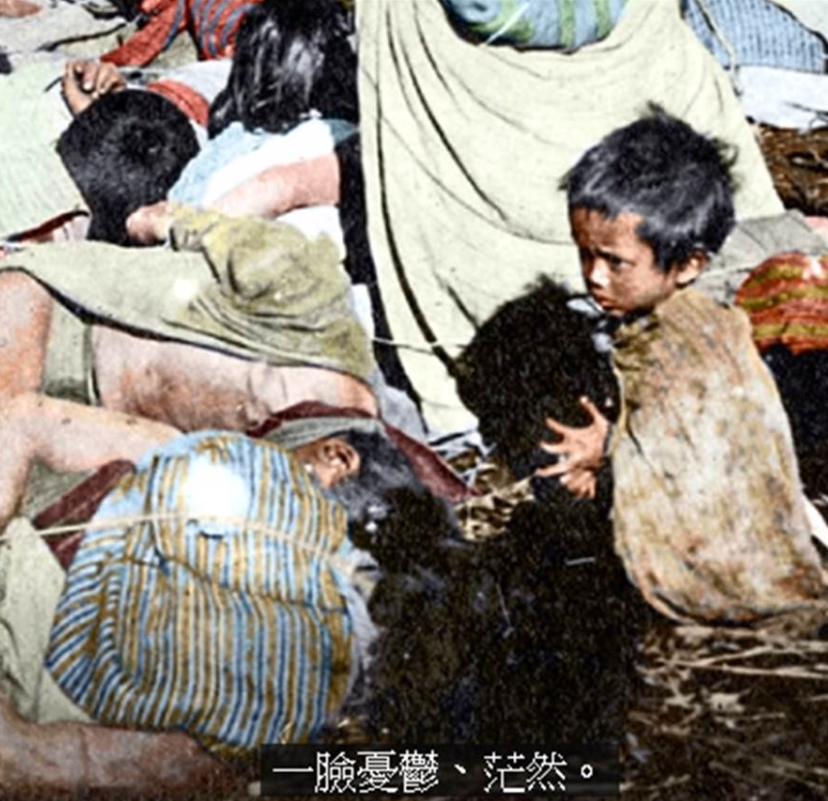 照片中小孩一脸茫然(中时电子报)